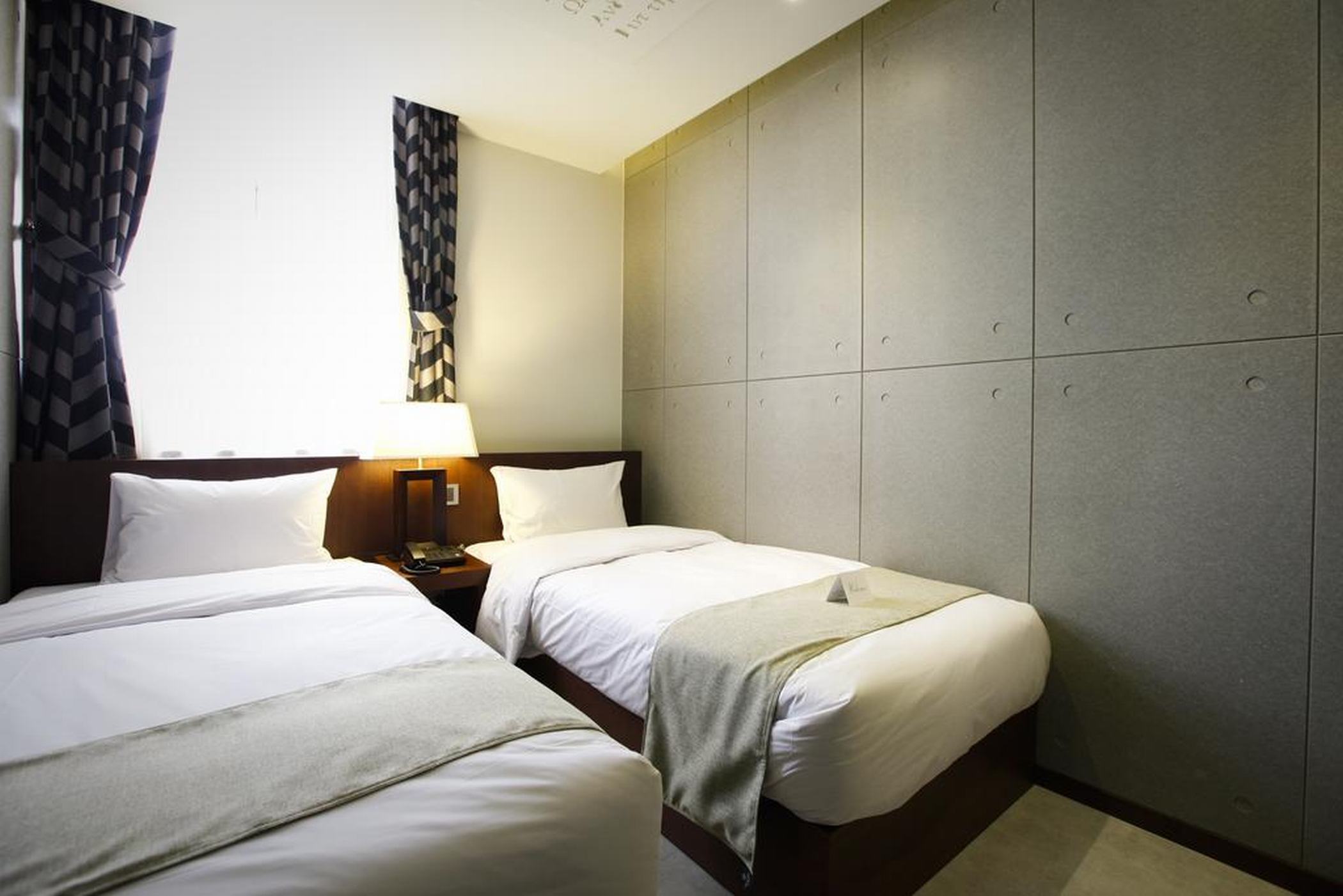غرفة قياسية بسريرين منفصلين