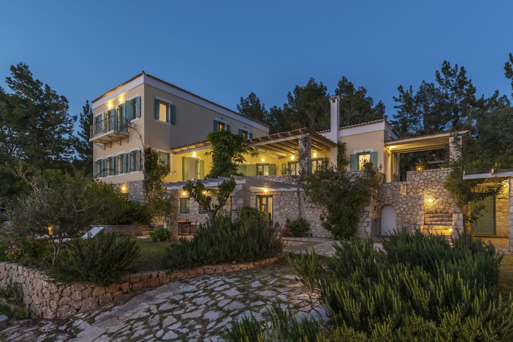 Electra Beachfront Villa 40/50