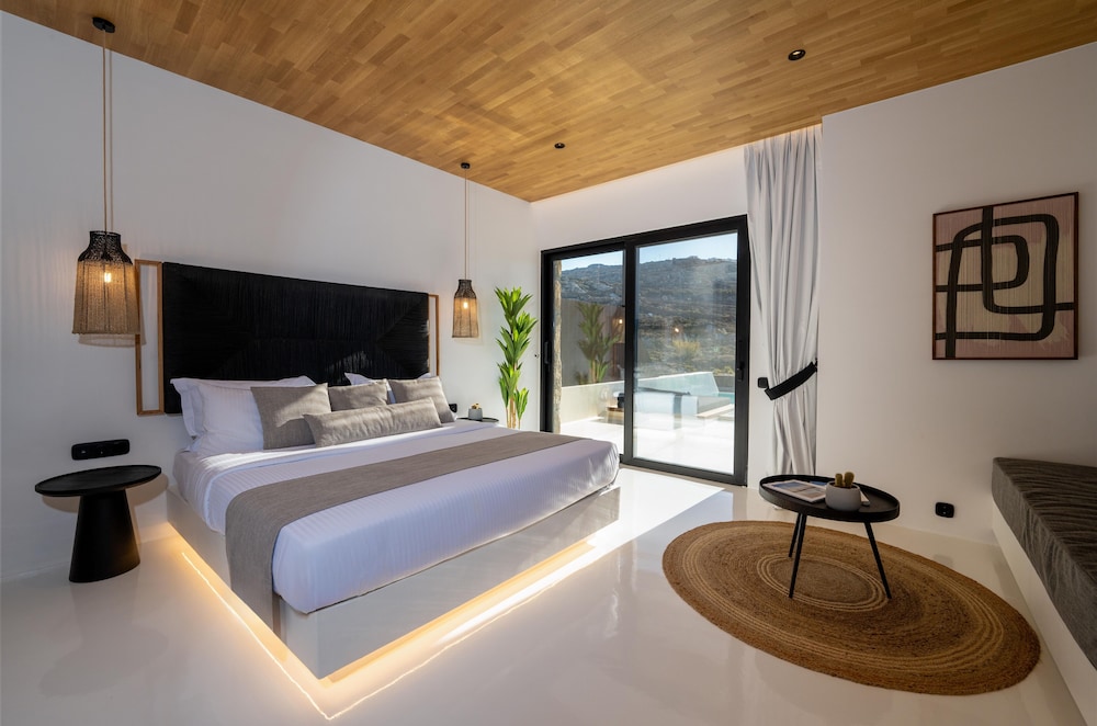 Ftelia Black Villas 12/50