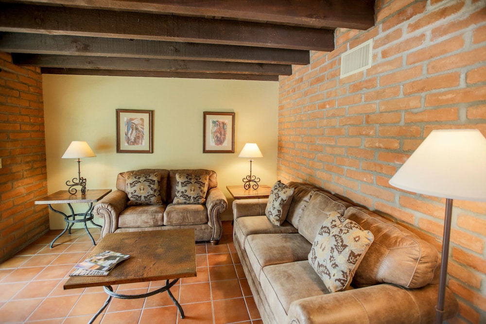 Tanque Verde Ranch 48/76