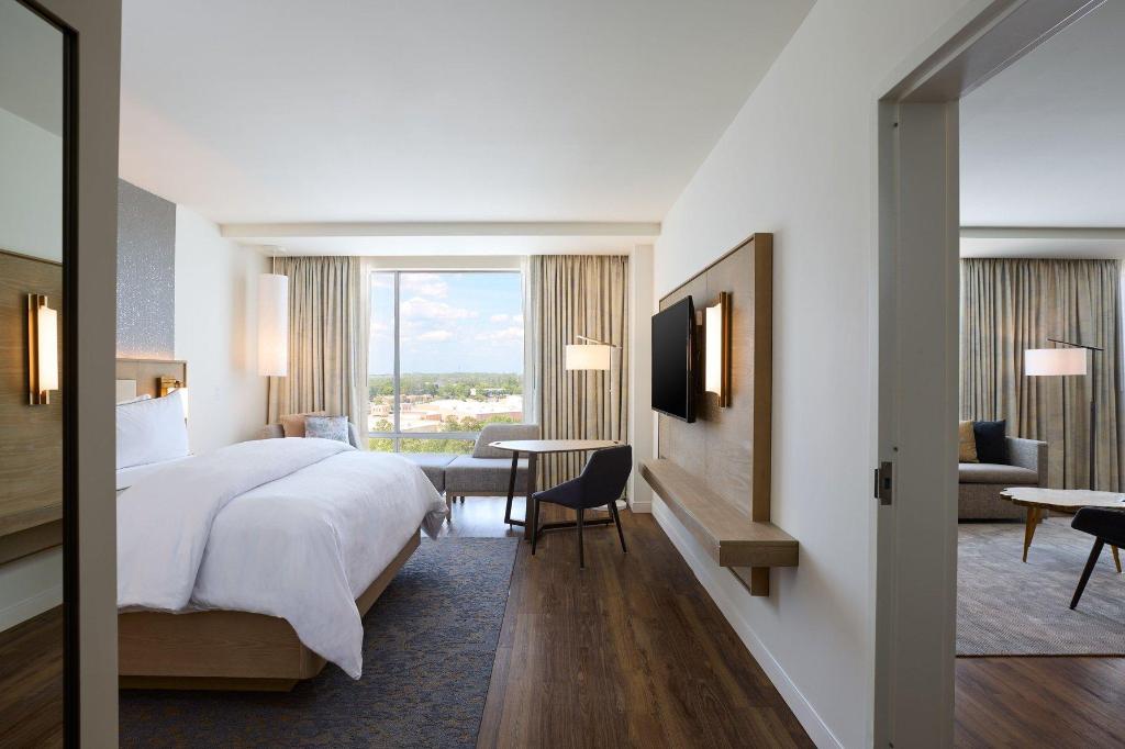 1 Bedroom, 3 Bay, Suite, King Bed