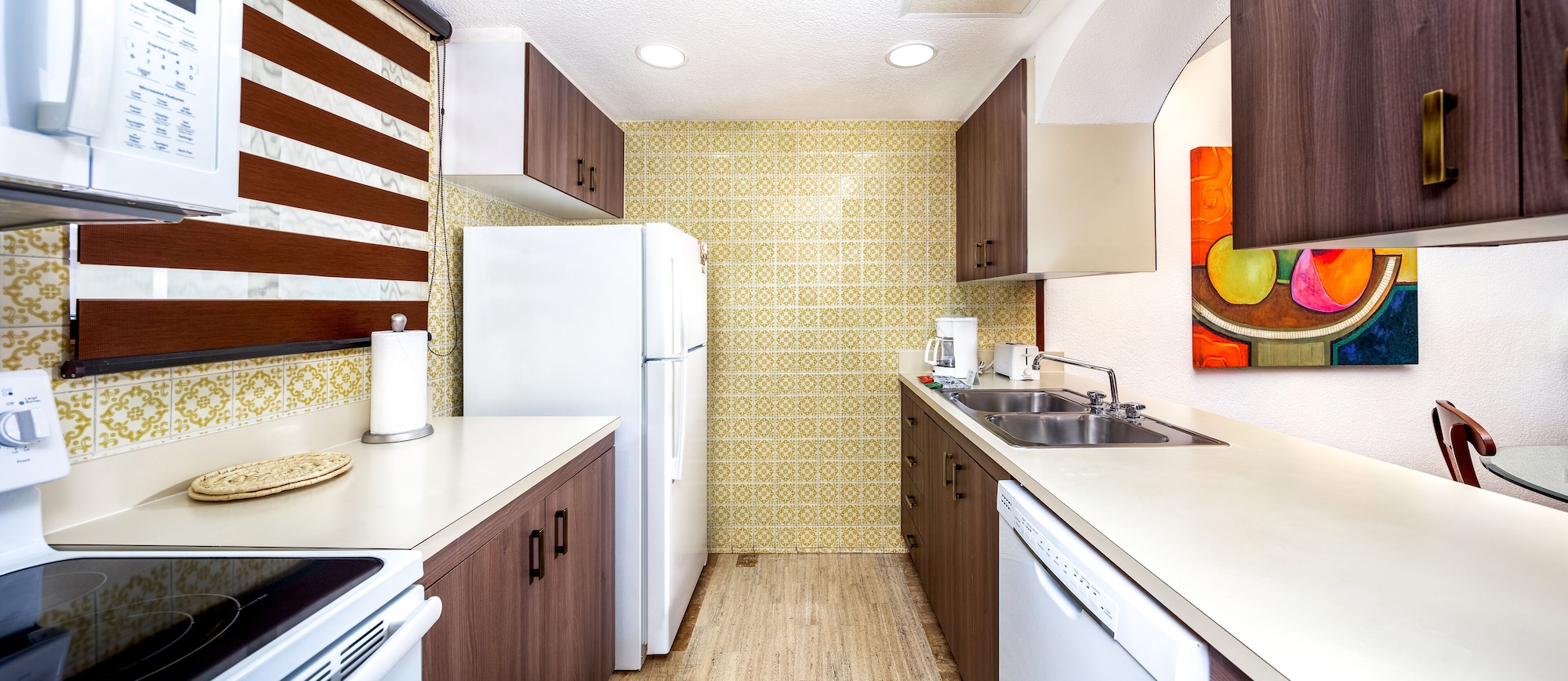 2 Bedrooms, Family, Villa, King and Twin Beds, Murphy Bed, Beach View, Kitchen