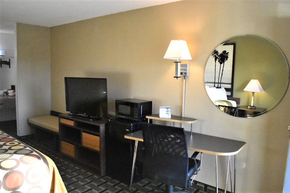 Super 8 by Wyndham Ocala I-75 40/56