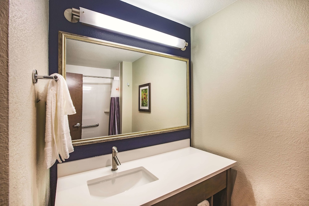 La Quinta Inn And Suites By Wyndham Wichita Northeast 18/37