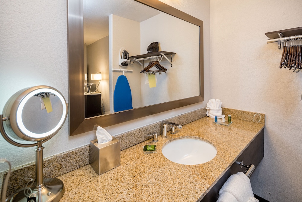 Radisson Hotel Oakland Airport 62/63
