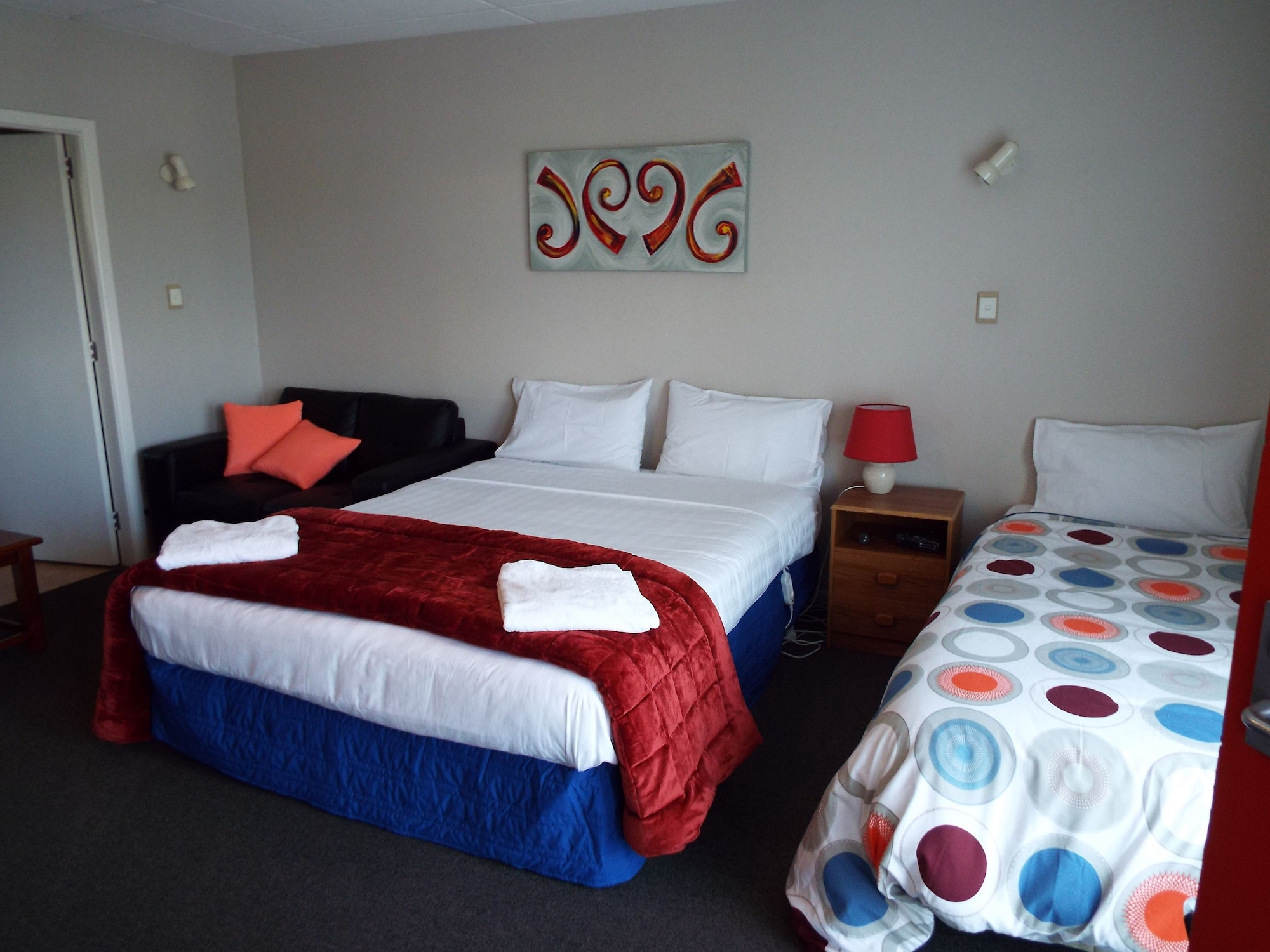 ROOM, QUEEN BED