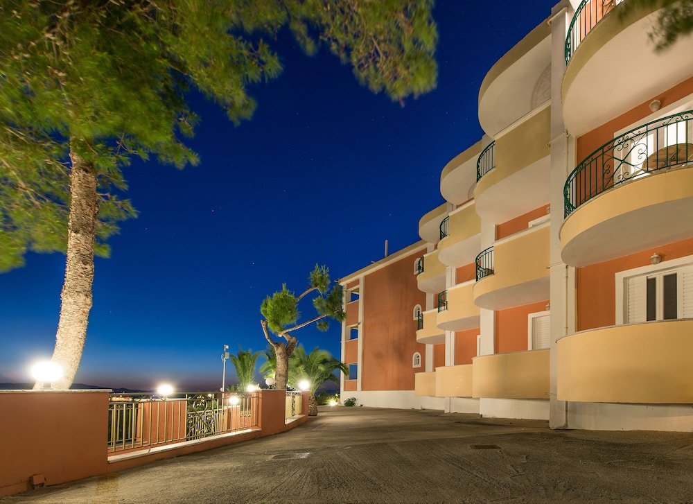 Balcony Hotel 62/66