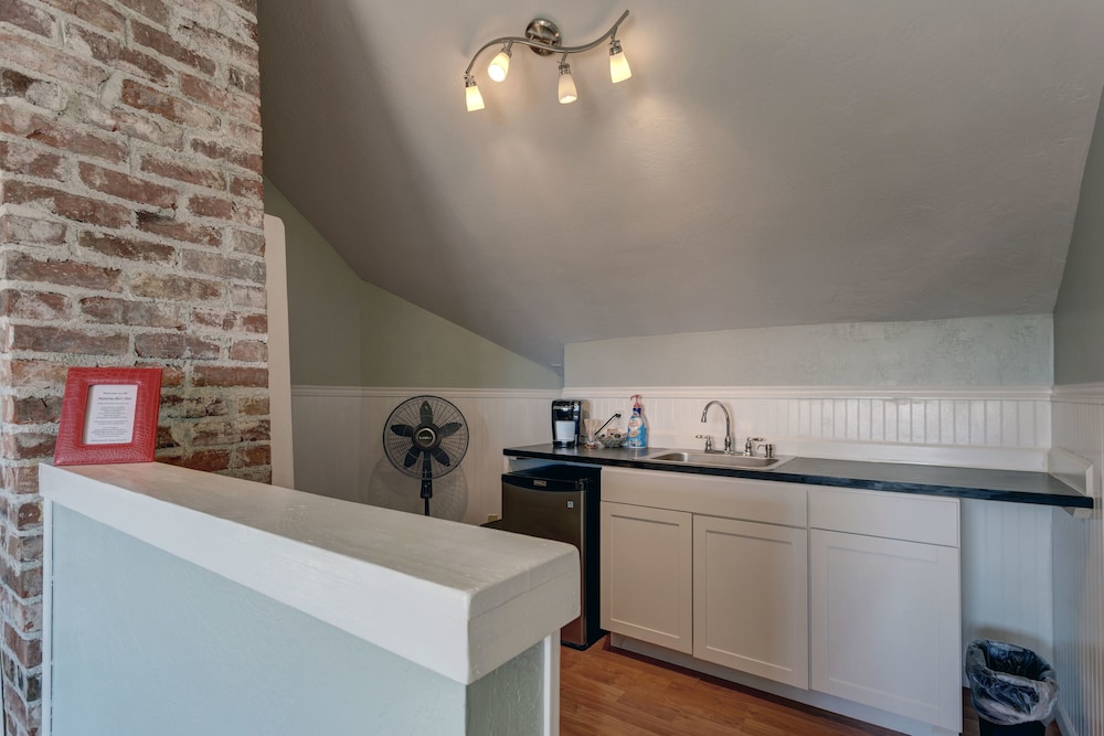Nantucket Inn 3/50