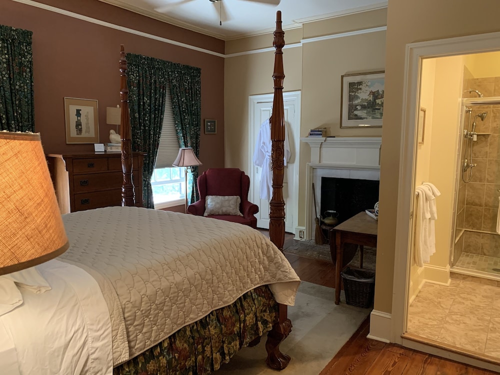 The Lily Inn 9/36