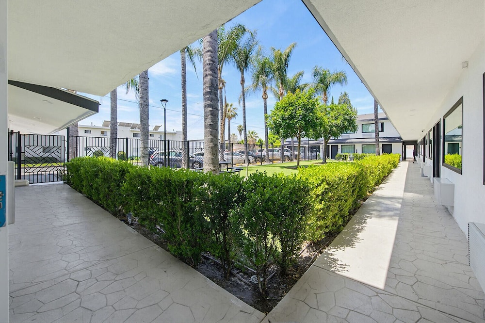 Hyland Motel Van Nuys 44/50