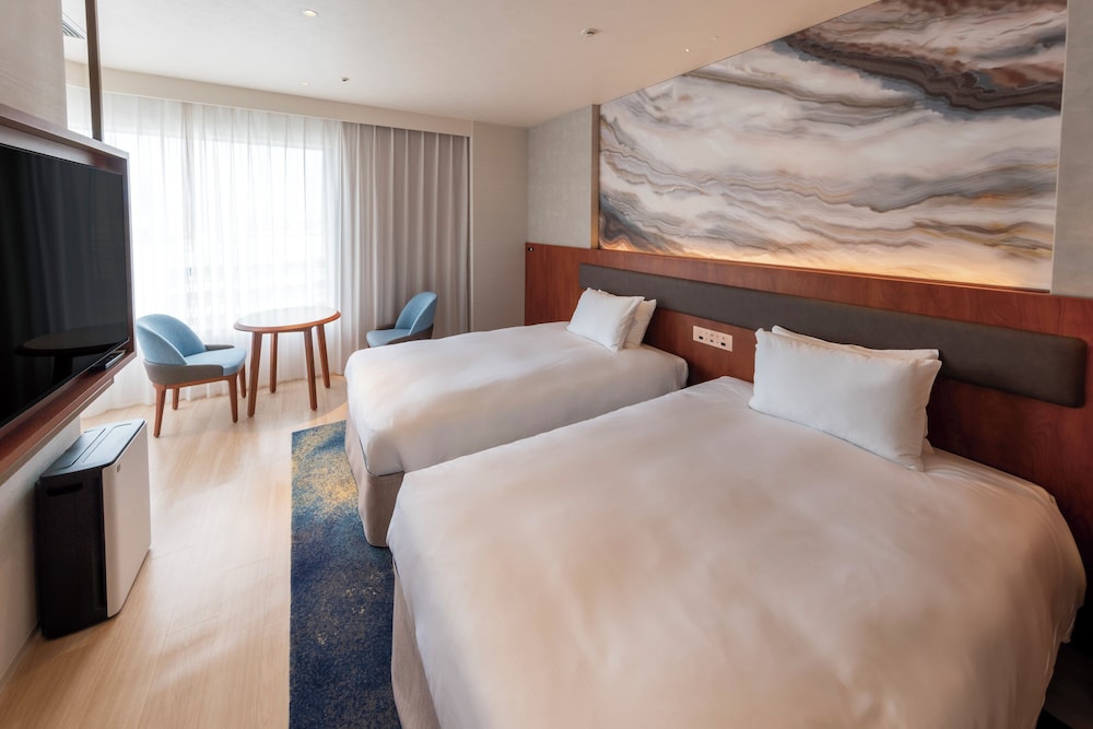 DELUXE, SINGLE, TWIN BEDS, LOUNGE ACCESS