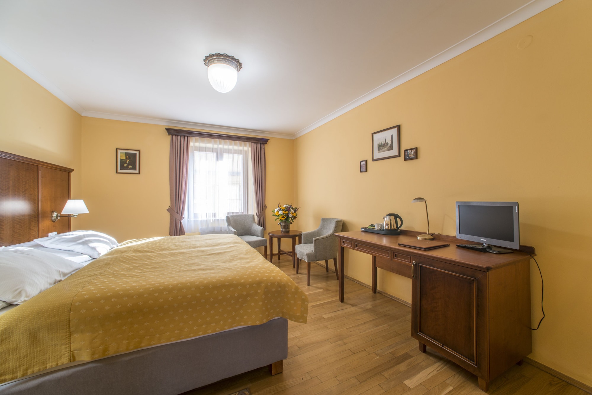 ROOM, DOUBLE BED