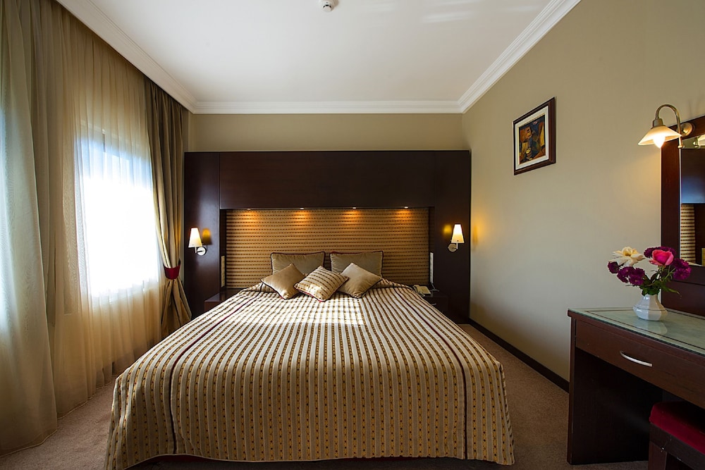 IRIS HOTEL 13/48