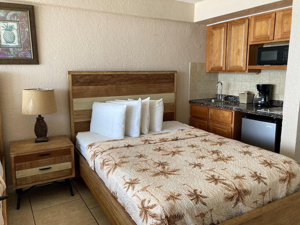 STUDIO, 2 QUEEN BEDS, OCEAN FRONT, KITCHEN