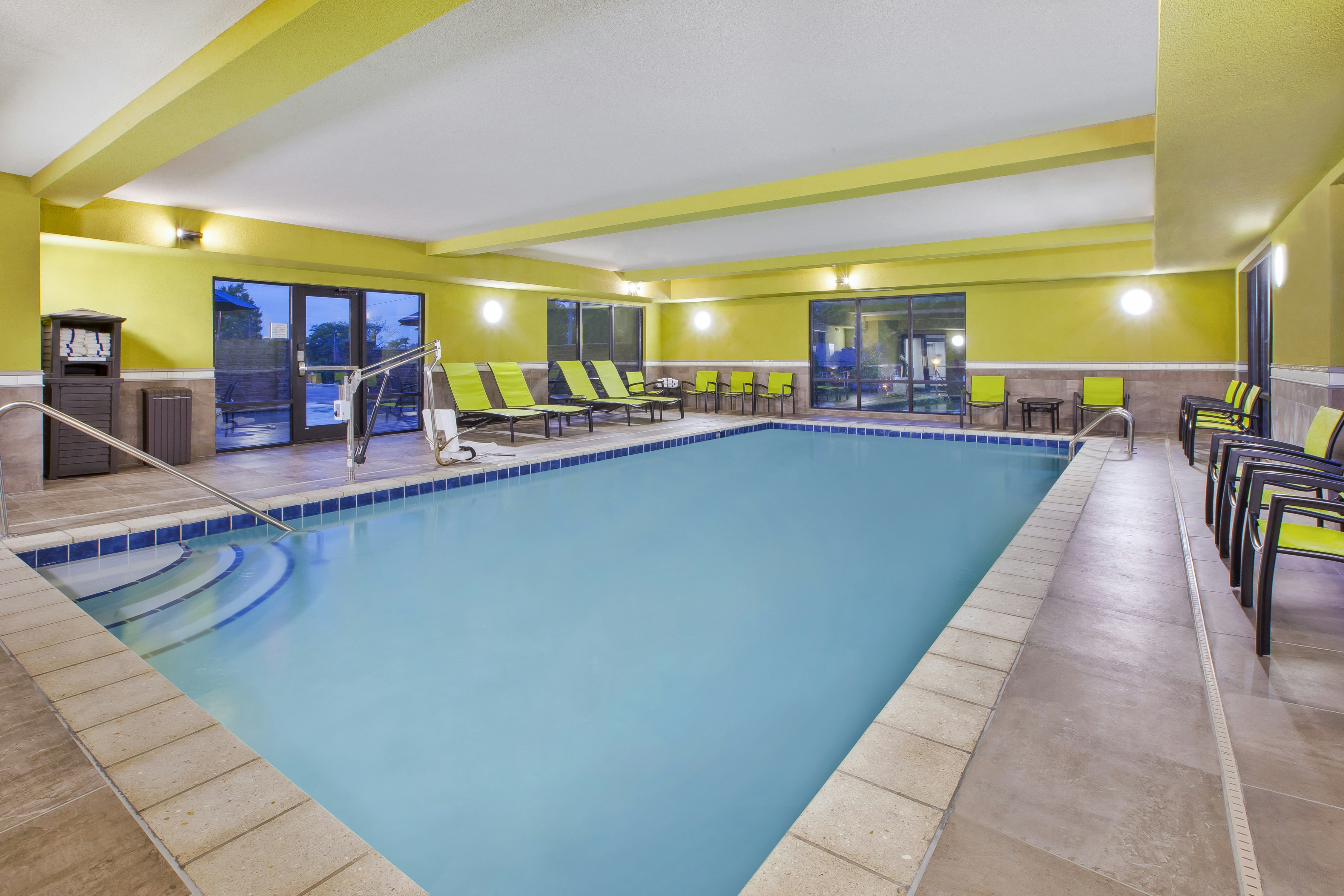 Hampton Inn Suites Cleveland Oakwood Village Oh 4/10