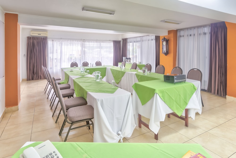Hotel Suites Cristina 61/69