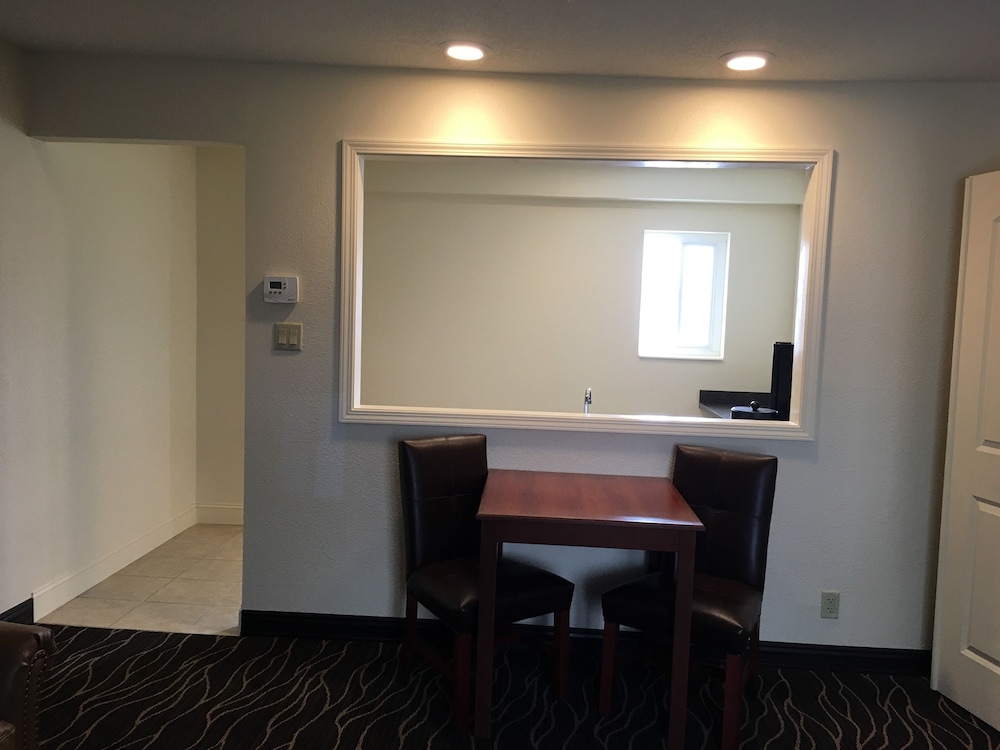 Ramada by Wyndham Elko Hotel at Stockmen's Casino 33/36