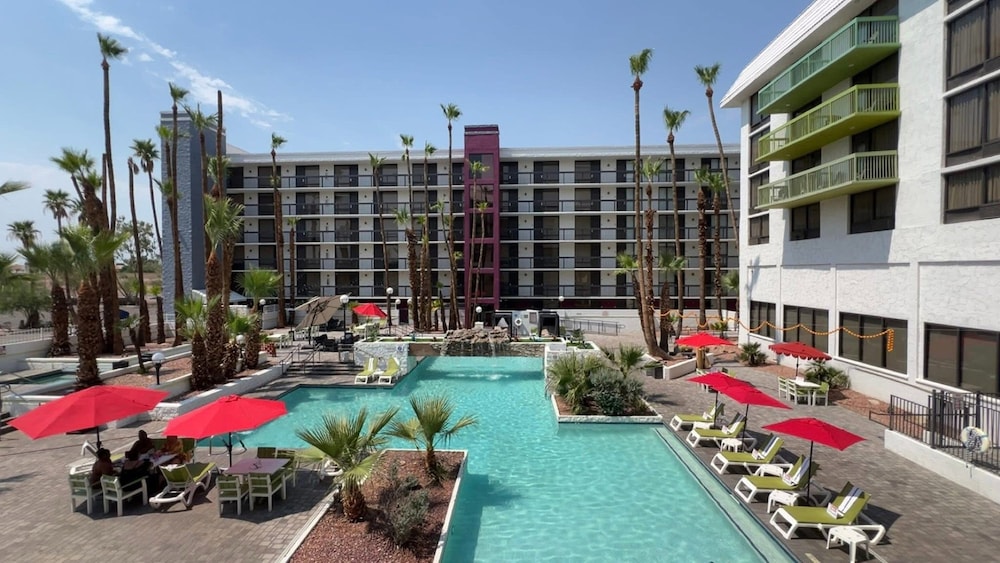 Holiday Inn Hotel Suites Phoenix Mesa Chandler 50/56