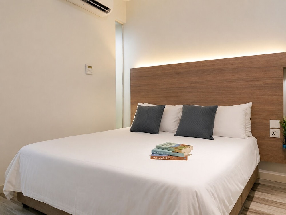Standard, Queen Bed, No Window