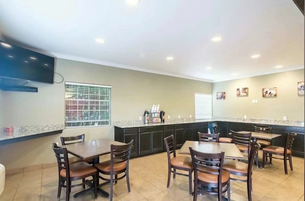Econo Lodge Inn and Suites Colorado City, TX 35/47