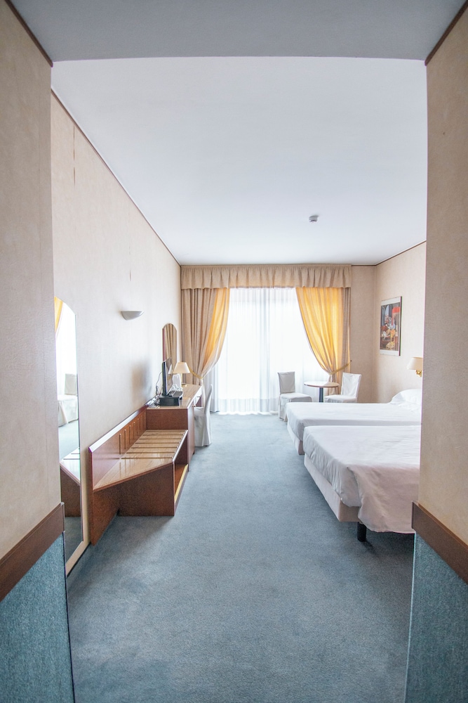 DELUXE, TWIN BEDS