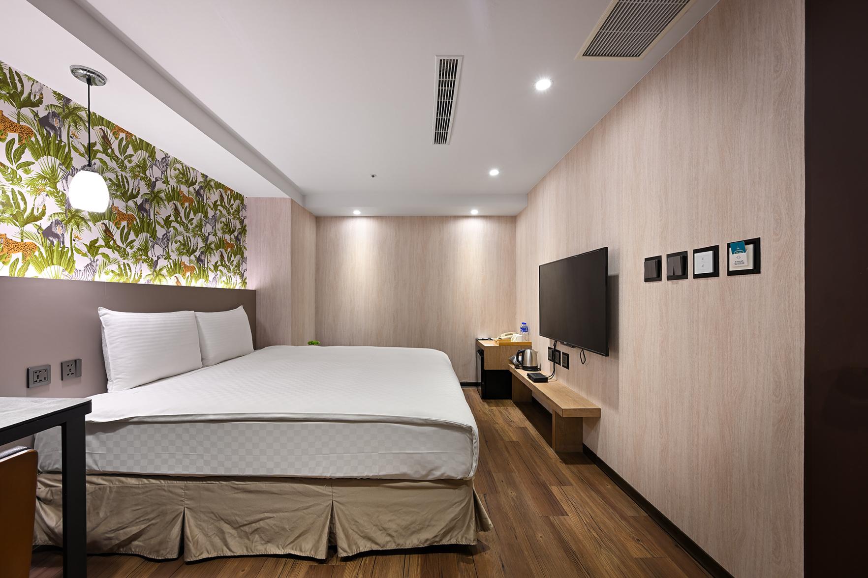 Room, Double Bed, No Window