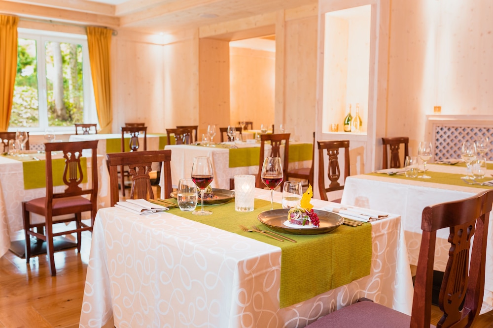 Serena Hotel 33/50