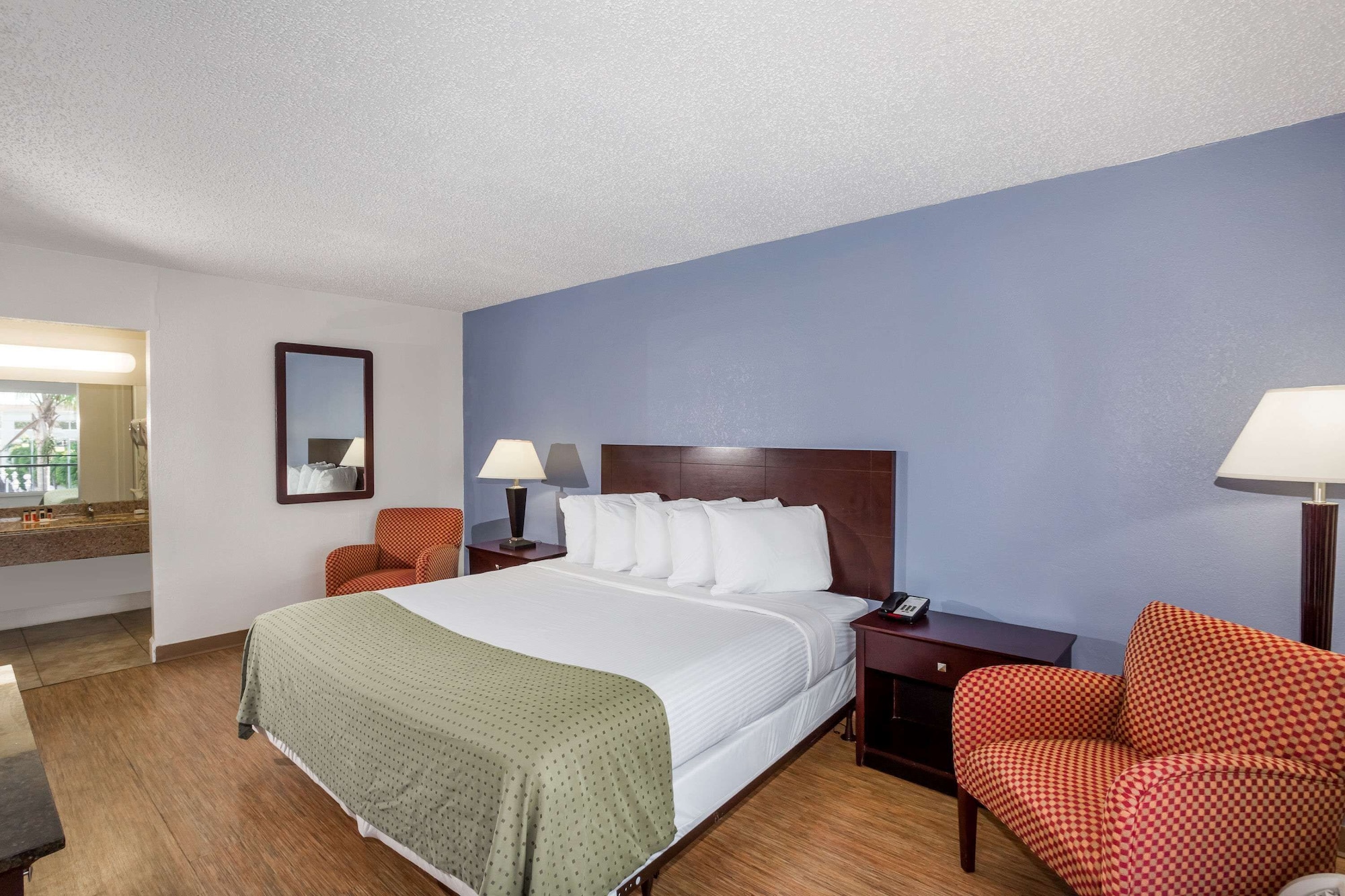 غرفة بسرير كينج، Days Inn by Wyndham St. Petersburg / Tampa Bay Area 2/3