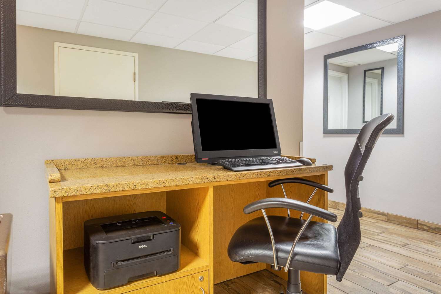 La Quinta Inn & Suites by Wyndham Chicago Tinley Park 39/47