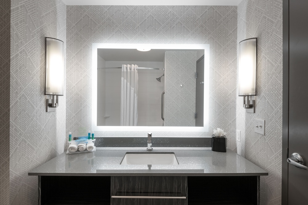 Holiday Inn Express And Suites Charlotte Airport 25/58