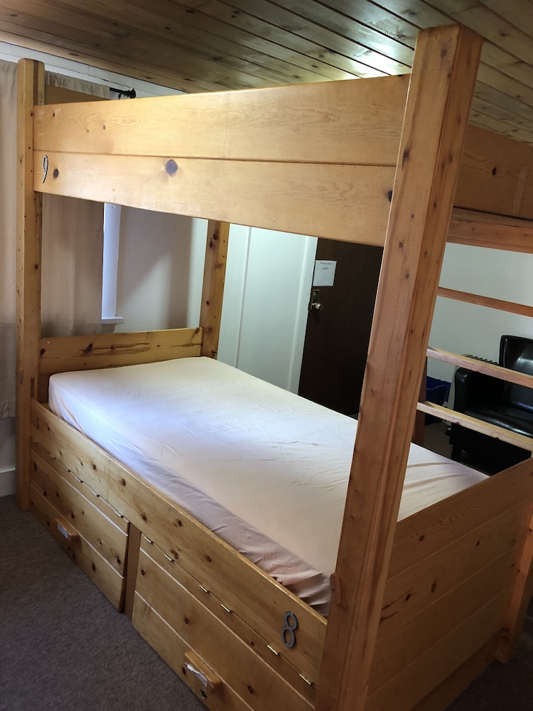 Estes Park Adventure Hostel 4/26