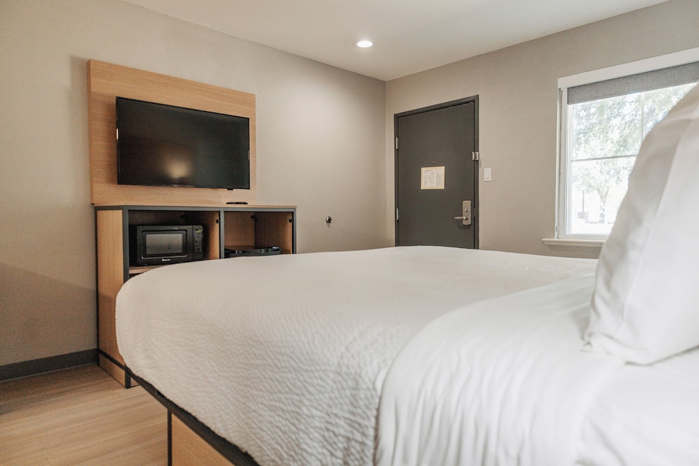STUDIO, KING BED