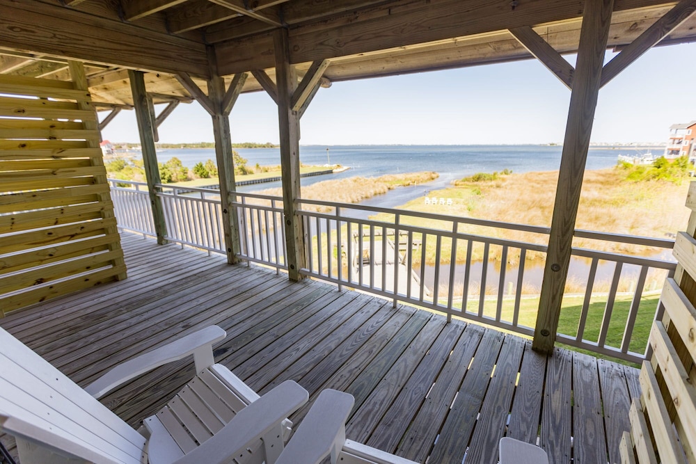 The Burrus House Inn Waterfront Suites 26/50