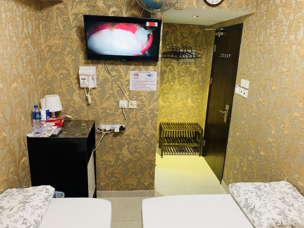 Modern Hotel 32/76