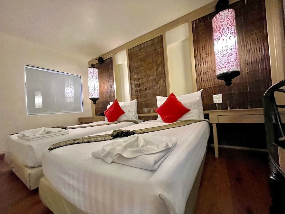 Nak Nakara Hotel 28/74