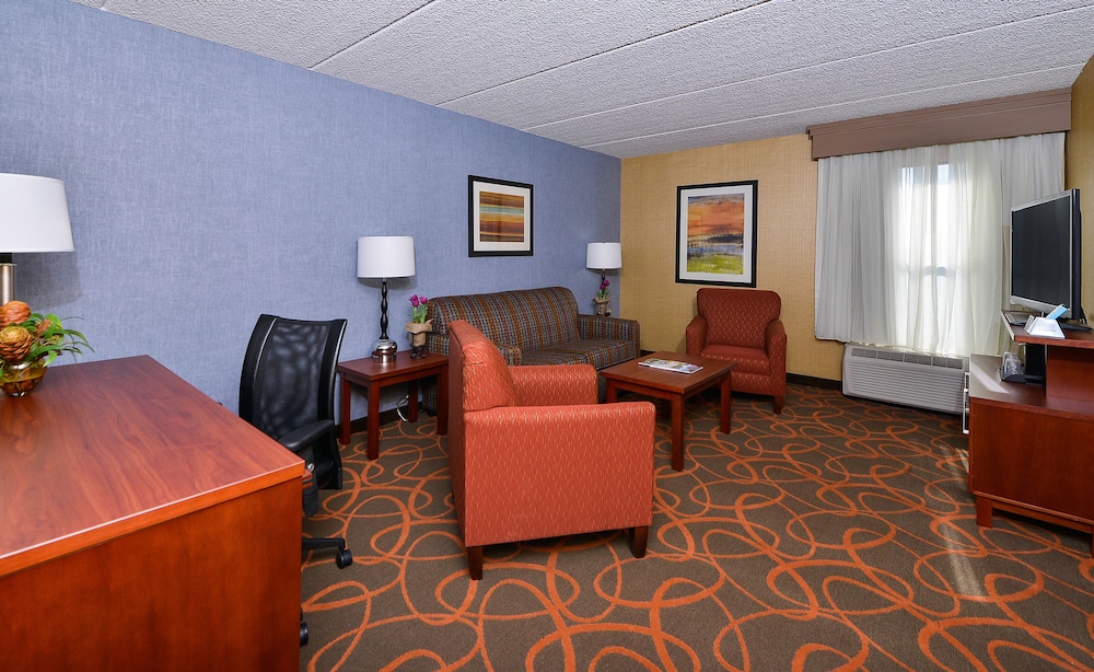 Best Western Plus Fresno Airport Hotel 37/68