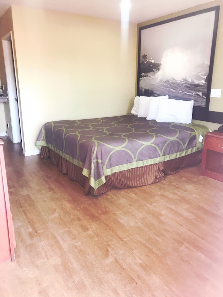 Super 8 By Wyndham Redlands/San Bernardino 18/25