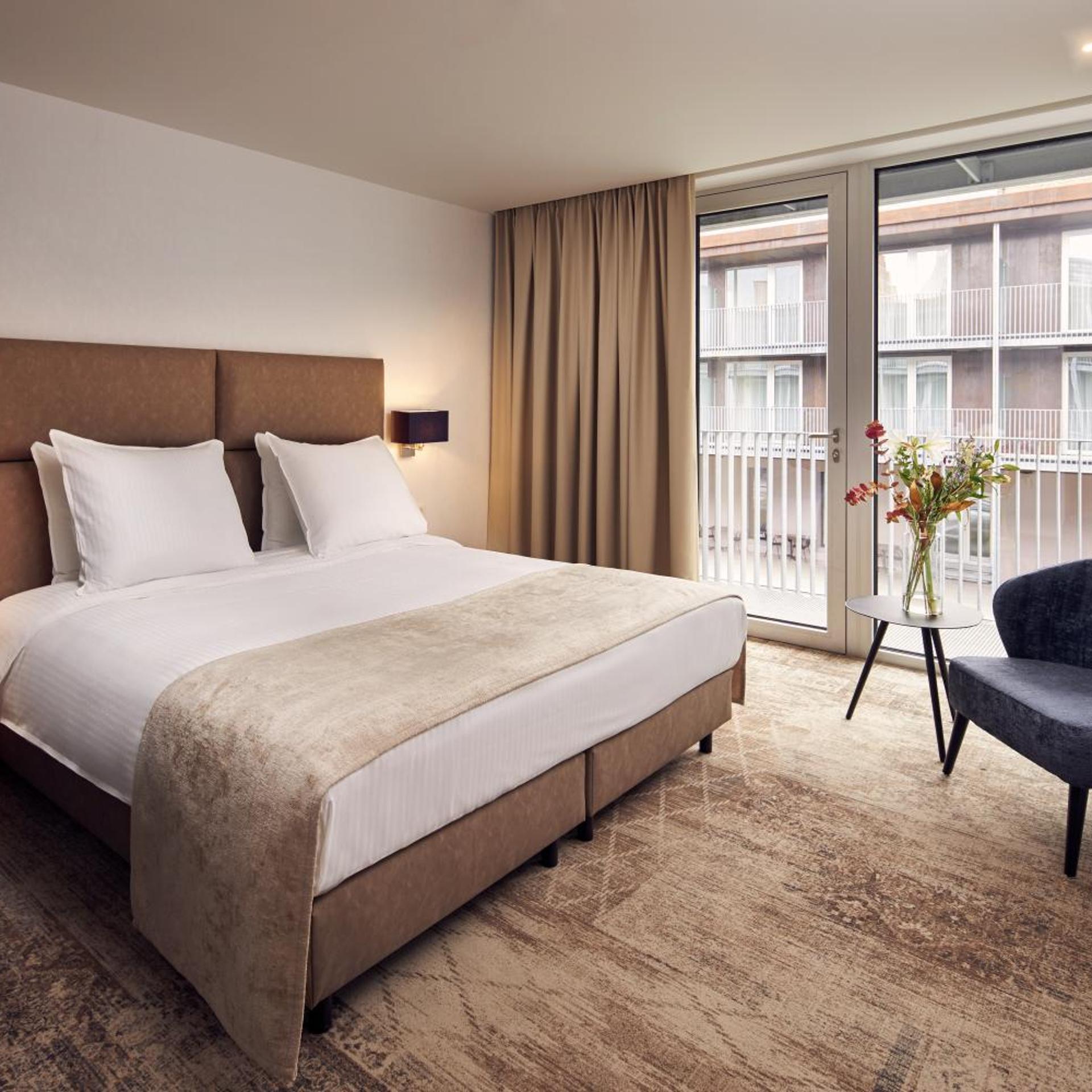 Room, Pond View