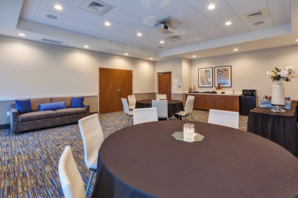 Holiday Inn Express and Suites Eau Claire West I-94, an IHG Hotel (ex Clarion Hotel Campus Area) 54/74