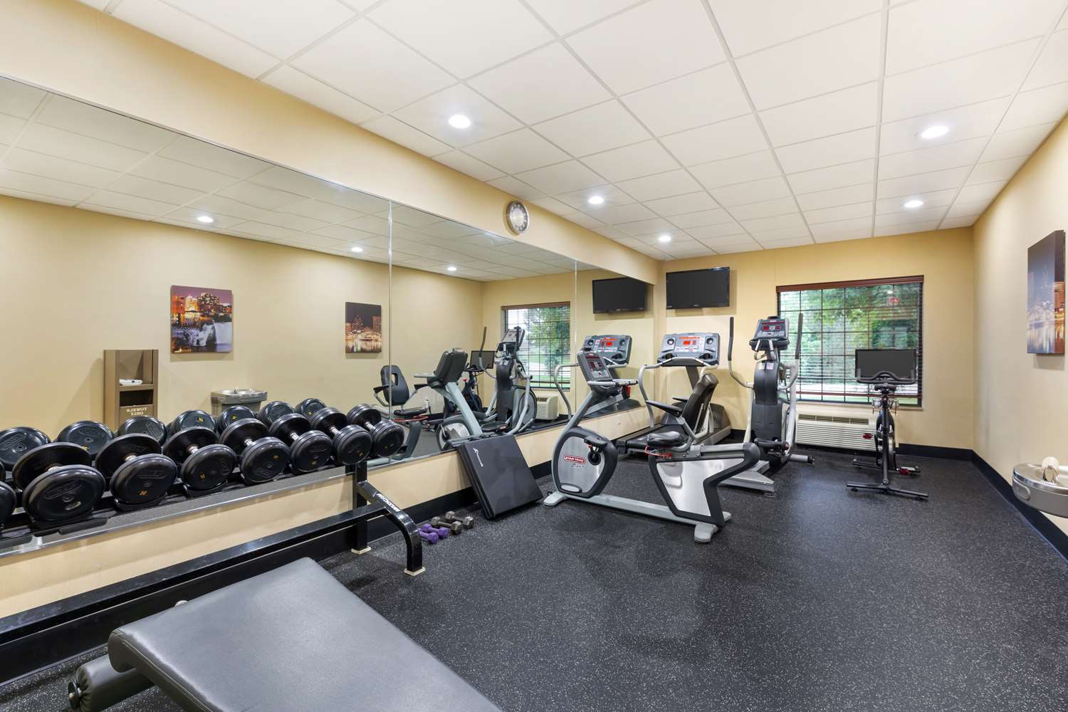 Best Western Plus Victor Inn & Suites 17/35