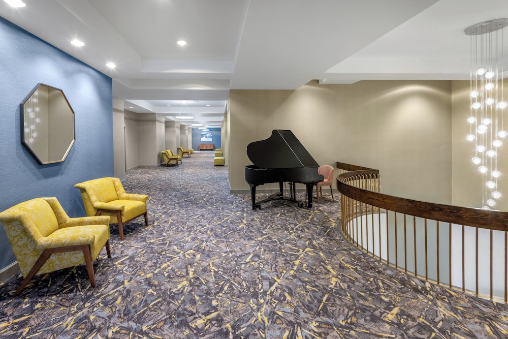 Holiday Inn Suites Pittsfield Berkshires 56/80