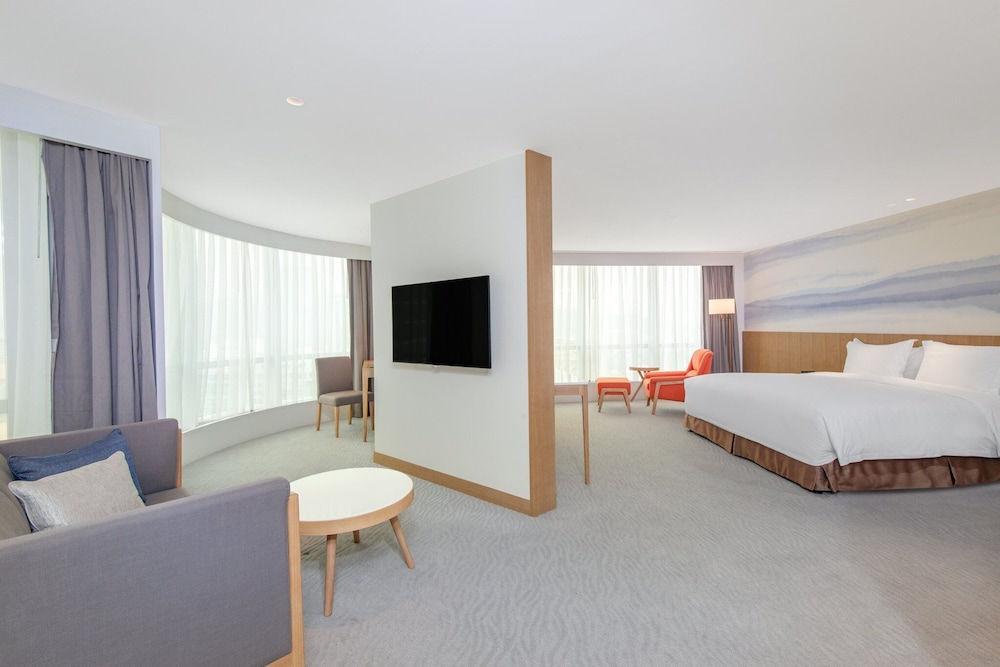 Crowne Plaza Zhuhai City Center 54/78