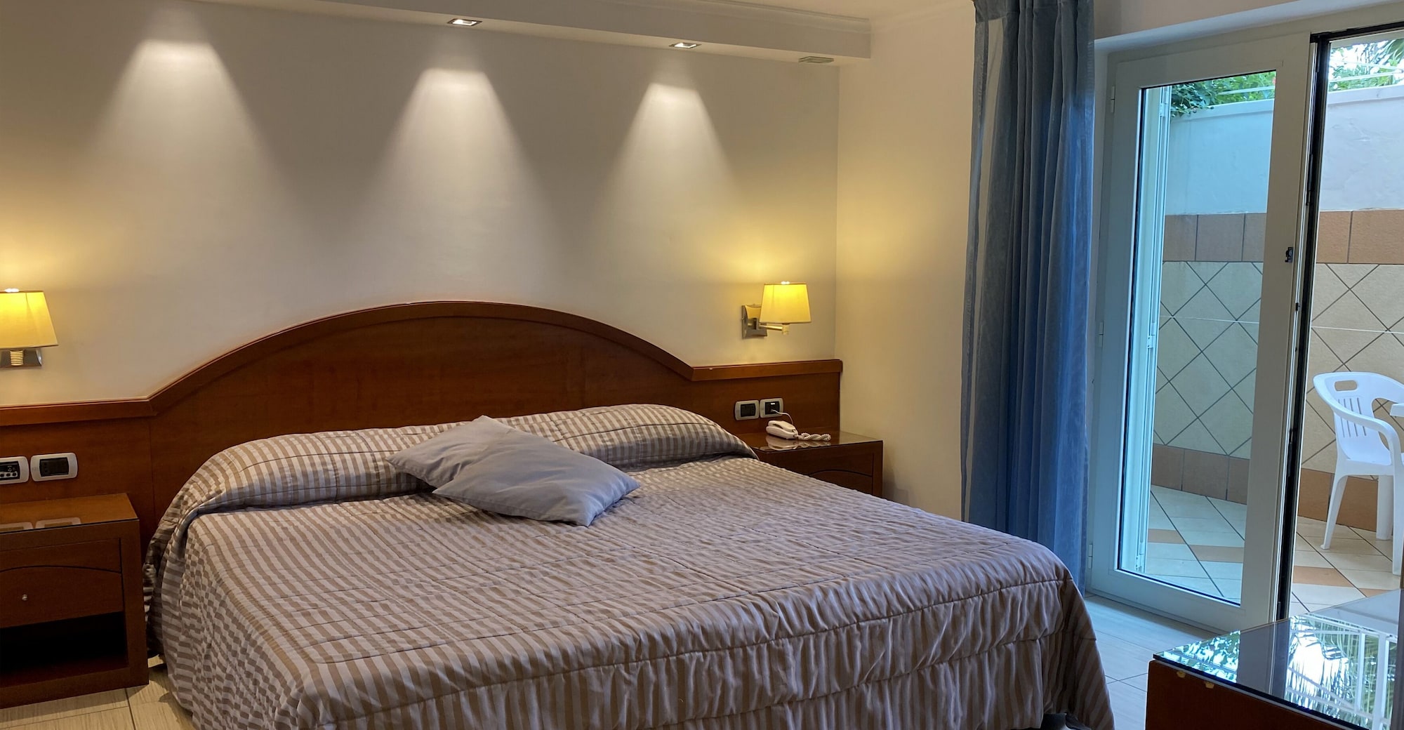 غرفة اقتصادية رباعية بسرير كوين وسرير بطابقين، HOTEL OLIMPICO 2/3