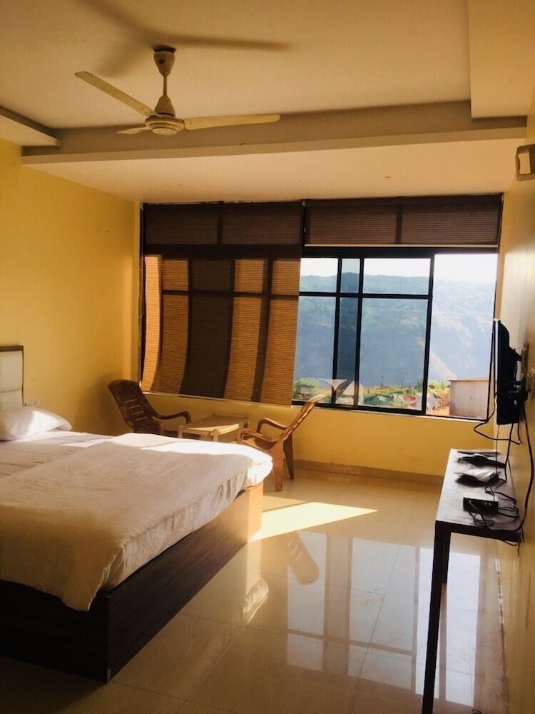 Deluxe, Suite, King Bed, Valley View