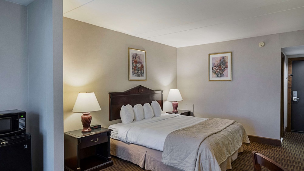 Skyways Hotel New Castle, DE 15/27