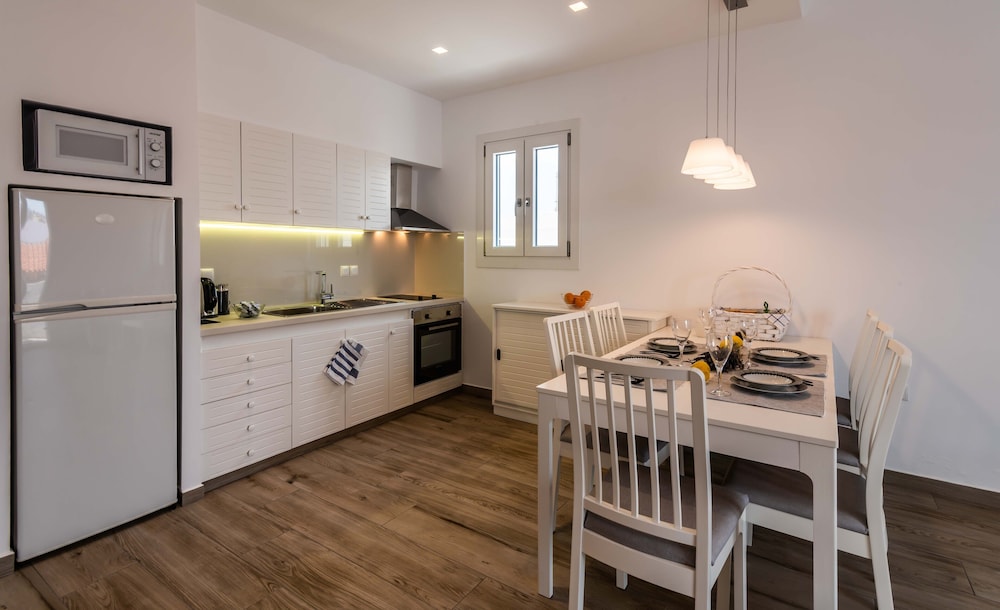 White Rock Milos Suites 3/55