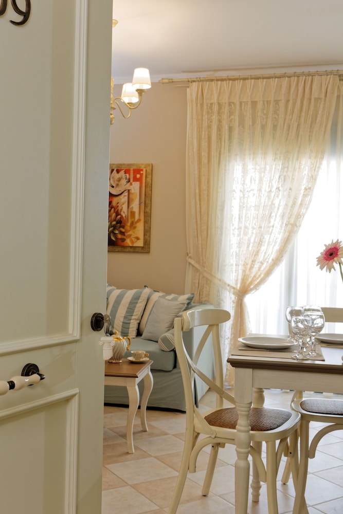 Ionia Suites 24/40