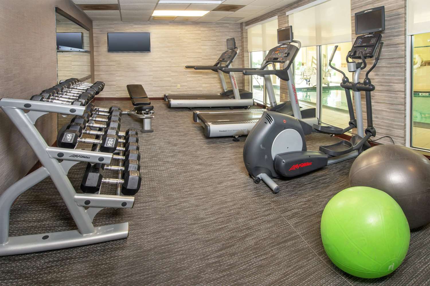 Comfort Inn & Suites Bethlehem Lehigh Valley Airport 3/15