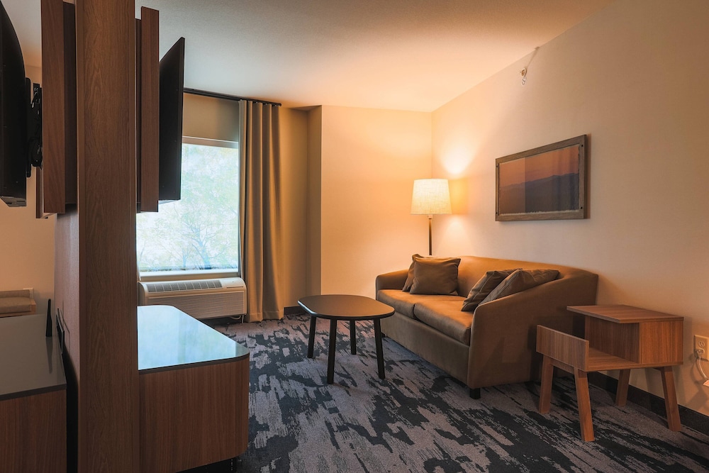 Fairfield Inn & Suites by Marriott Marquette 27/37