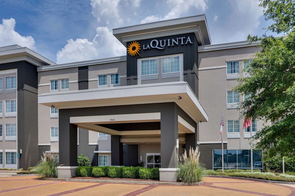 La Quinta Inn & Suites by Wyndham Starkville at MSU 1/53